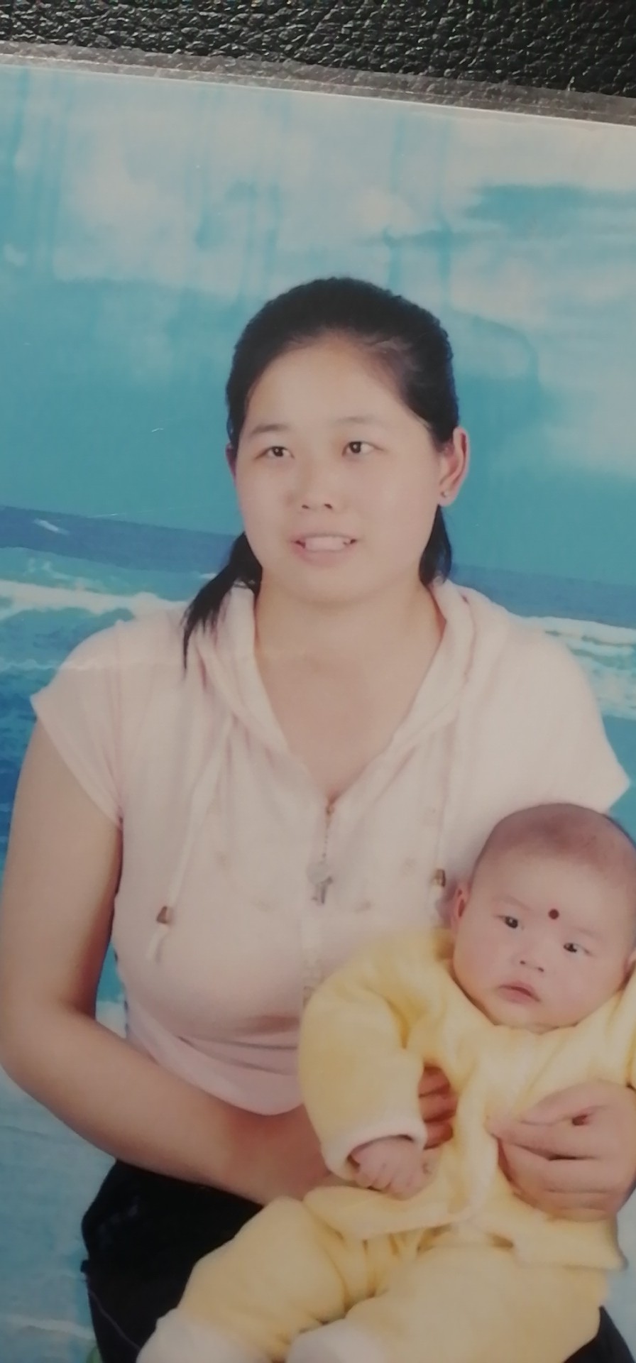 妹妹妹双眼视力0.2，恐被坏人所骗失踪一年下落不明 - 胡媛