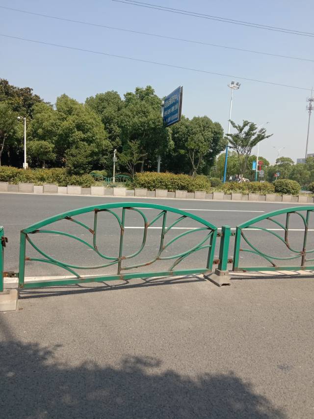 我带小孩给电瓶三轮车撞了，司机逃肇 - 无