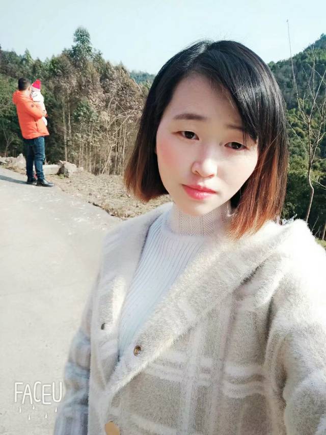 她是我老婆，她在武汉，家里俩个孩子要妈妈。 - 朱先群