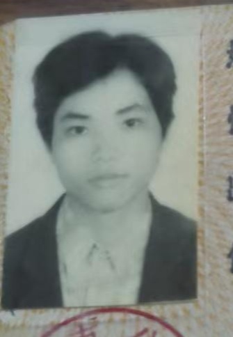 他爸爸妈妈已经走了还没等到他回家
他姐姐也等他回家 - 谢金旺